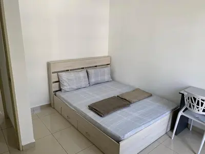 a small bed in a room with at Meadow Park (1331 Sweet Home) in Kampong Malim Nawar