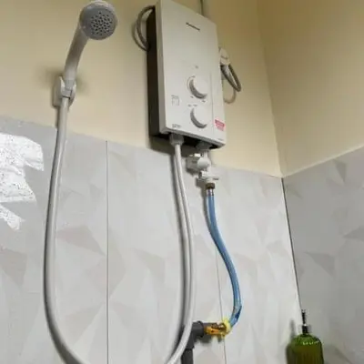 a shower in a bathroom with a blow dryer at Chalet Naqib in Gerik