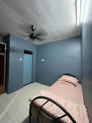 a room with a bed and a ceiling fan at MP Homestay Lost world of tambun in Kampong Batu Lapan