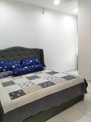 a bed with a quilt on it in a room at MR OT HOMESTAY ( BAITUL RAUDHAH ) in Kepala Batas