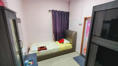 a small bedroom with a bed in a room at Santai Desa Chalet musleem 0nly in Brinchang