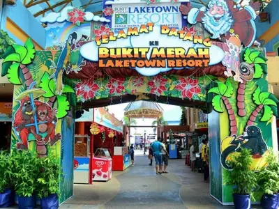 an archway at a carnival with people walking through it at DHW Homestay in Simpang Ampat Semanggol