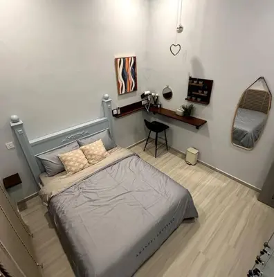 a bedroom with a bed and a desk in it at YouLuvHomestay 4BR for 16-18 Pax Gunung Rapat Ipoh in Ipoh