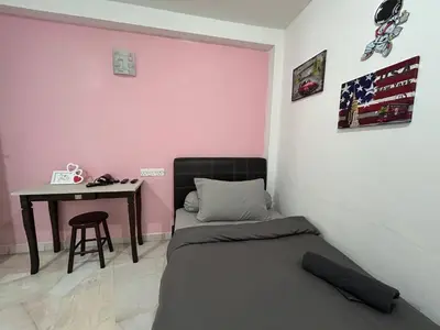a small bedroom with a bed and a desk at Comfortable Homestay Ipoh 6R6B 9pax SY30 in Ipoh