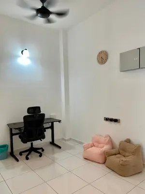 a room with a desk and a chair and a table at Peak Homestay@Ipoh Perak Malaysia 10-14Pax 5R/6B in Lahat