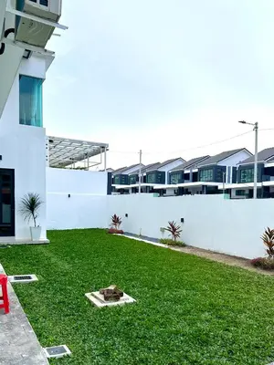 a yard in front of a white building at Peak Homestay@Ipoh Perak Malaysia 10-14Pax 5R/6B in Lahat