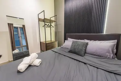 a bedroom with a large bed with a large mirror at Serene Modern Family Retreat(2-7 pax)&Sunrise View in Cameron Highlands