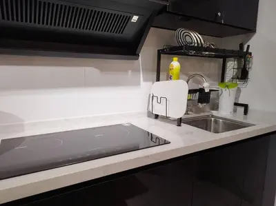a kitchen counter top with a sink and a sink at Cozy Homestay \u6e29\u99a8\u6c11\u5bbf @The Horizon Ipoh\u516c\u5bd3\u65e0\u8fb9\u6cf3\u6c60 (6-10\u4eba\uff09 in Ipoh