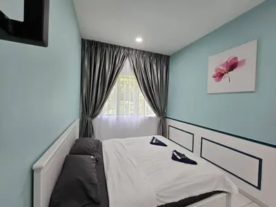 a bedroom with a bed and a window at D'Gaya Homestay Quintet Cameron Highlands in Tanah Rata