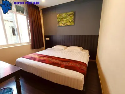 a bedroom with a large bed in a room at HOTEL POP ASH in Brinchang