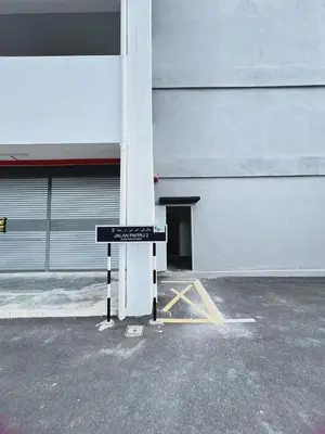a street sign in a parking lot in front of a building at PMRTJ BY D Atas Bukit Antarium in Tanah Rata