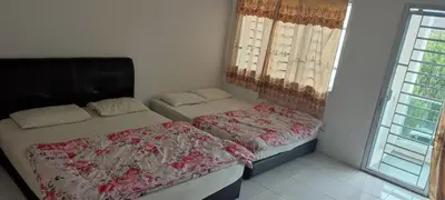 a bedroom with two beds and a window at MAIDEEN HOMESTAY CAMERON HIGHLANDS in Brinchang