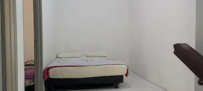 a small bed with two towels on it in a room at MAIDEEN HOMESTAY CAMERON HIGHLANDS in Brinchang