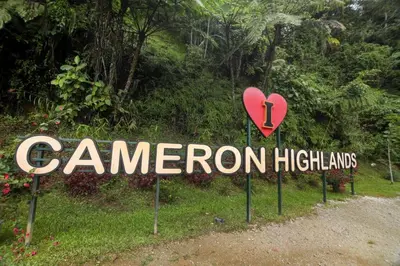 a sign that saysameron highlands on the side of a road at Cameron Kea Farm Hotel in Brinchang