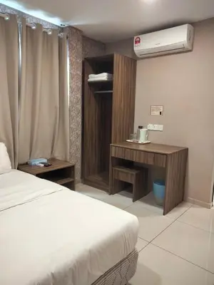 a hotel room with a bed and a desk and a bed sqor at Hotel Jelai @ Raub, Pahang in Raub