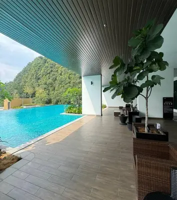 a room with a swimming pool and a large ceiling at Lost World Tambun 1BR 3/4Pax @Sunway Onsen Suite in Kampong Batu Lapan