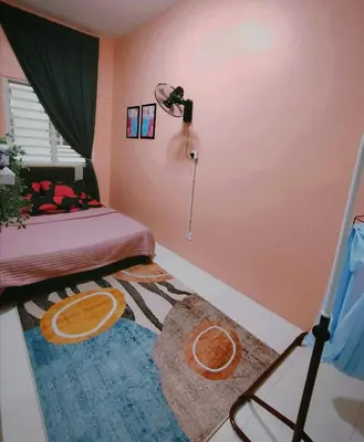 a bedroom with pink walls and a bed and a window at DLAZ HOMESTAY in Tanah Rata