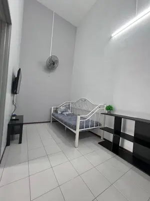 a white room with a bench and a desk at \u73ed\u53f0\u6c11\u5bbfNo 29 in Pantai Remis