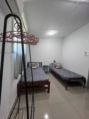 a room with two beds in a room at \u73ed\u53f0\u6c11\u5bbfNo 29 in Pantai Remis