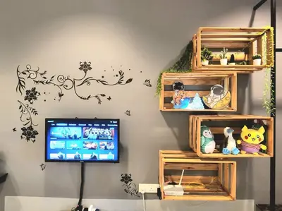 a room with a tv and a wall with a flower mural at Ipoh City Centre 八角楼 OCTAGON Homestay - 2 mins walking to famous food & 15 mins to Old Town Ipoh by Happy Homestay in Ipoh