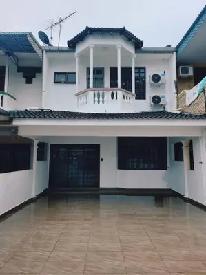 a large white building with a balcony on top of it at IPOH MENGLEMBU LOHAS 4BR3Bath14 PAX in Ipoh