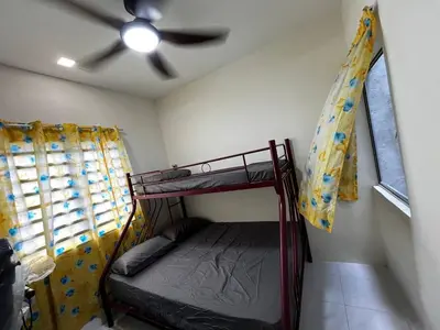 a bedroom with a bunk bed and a ceiling fan at Homestay Aishah in Seri Iskandar