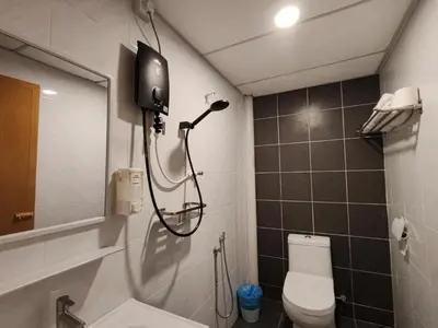 a shower in a bathroom with a toilet and a sink at Songtam Hotel in Ipoh