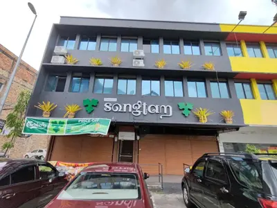 a building with a sign for a sony hospital at Songtam Hotel in Ipoh