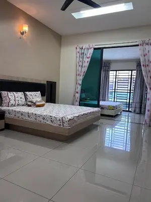 a bedroom with a large bed in a room at \u73ed\u53f0\u6c11\u5bbf 185 in Pantai Remis