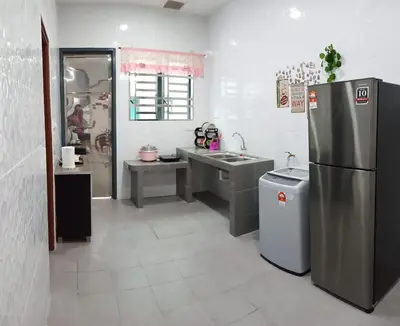 a kitchen with a stainless steel refrigerator and a sink at \u73ed\u53f0\u6c11\u5bbf 185 in Pantai Remis