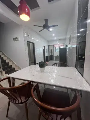 a dining room table with chairs and a ceiling fan at \u73ed\u53f0\u6c11\u5bbf 185 in Pantai Remis