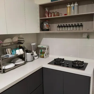 a kitchen with a stove and a counter top at Mimms Homestay Teluk Intan in Teluk Intan