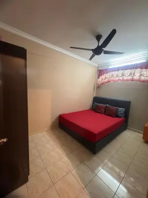a bed in a room with a ceiling fan at Homestay Permai Lake View in Kampong Batu Lapan