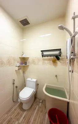 a bathroom with a toilet and a bath tub at Happy Guest House Nibong Tebal \u5f00\u5fc3\u6c11\u5bbf\u9ad8\u6e0a\u533a in Nibung Tebal