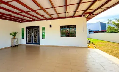 an empty house with a wooden ceiling at Happy Guest House Nibong Tebal \u5f00\u5fc3\u6c11\u5bbf\u9ad8\u6e0a\u533a in Nibung Tebal