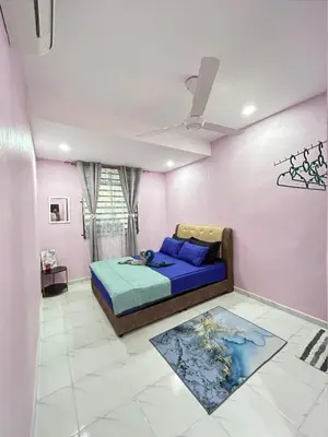 a bedroom with a bed and a pink wall at Ammaiti Homestay Kulim in Kulim