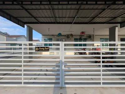 a white fence in front of a house at HOMESTAY IBUNDA Sabak Bernam in Sabak Bernam
