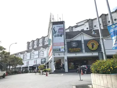 a building with an american flag in front of it at The Retreat Mountain & Sunrise view Hilltop Hotel Apartment in Cameron Highlands in Cameron Highlands