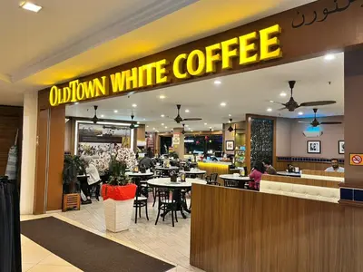 an opinion white coffee restaurant with tables and chairs at Nova Sunrise & Mountain view Hilltop in Cameron Highlands in Brinchang