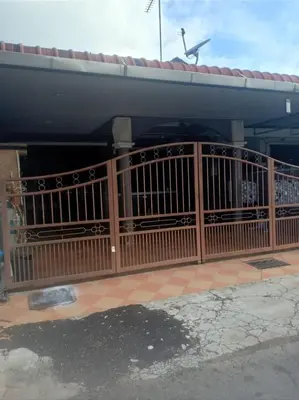 a wooden fence in front of a building at Reisya Homestay in Kepala Batas