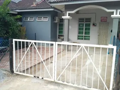 a white fence in front of a house at M4R Homestay Gua Musang in Kampong Batu Papan