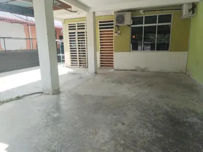 an empty parking lot in front of a building at Seadanya Homestay Kamunting in Kampong Melayu Changkat Larah
