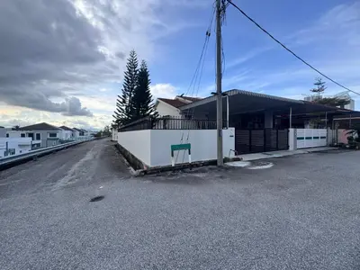 an empty street with a building and a fence at Cozy Corner Home Alma Near AEON \u5927\u5c71\u811a\u6e29\u99a8\u6c11\u5bbf in Bukit Mertajam