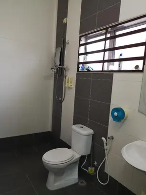 a bathroom with a toilet and a sink at \u4f18\u96c5\u805a\u6c11\u5bbf in Kampong Kuala Punti