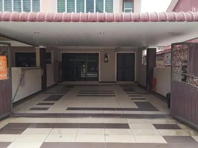 a hallway of a building with a gate and a tile floor at \u4f18\u96c5\u805a\u6c11\u5bbf in Kampong Kuala Punti