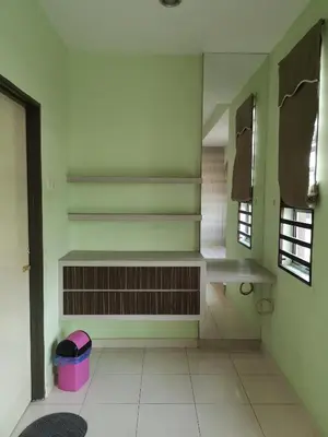 a bathroom with green walls and stairs in a room at \u4f18\u96c5\u805a\u6c11\u5bbf in Kampong Kuala Punti