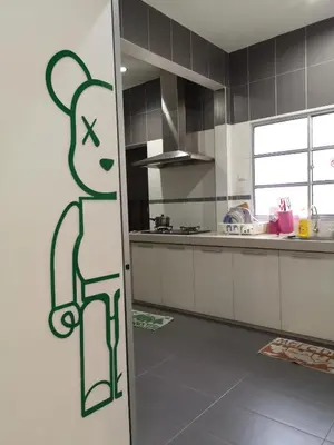 a kitchen with a drawing of a dog on the door at \u4f18\u96c5\u805a\u6c11\u5bbf in Kampong Kuala Punti