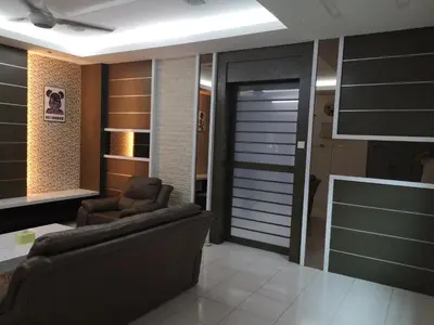 a living room with a couch and a sliding door at \u4f18\u96c5\u805a\u6c11\u5bbf in Kampong Kuala Punti