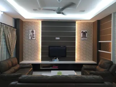 a living room with a couch and a tv at \u4f18\u96c5\u805a\u6c11\u5bbf in Kampong Kuala Punti