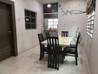 a kitchen and dining room with a table and chairs at \u4f18\u96c5\u805a\u6c11\u5bbf in Kampong Kuala Punti
